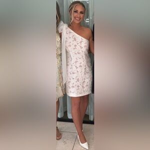 Elliatt April dress in ivory
SIZE SMALL HOWEVER DRESS WAS ALTERED TO FIT XS